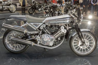 İtalya 'nın Milano şehrinde Eicma 2019' da motorsiklet bozuluyor