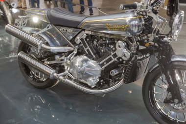 İtalya 'nın Milano şehrinde Eicma 2019' da motorsiklet bozuluyor