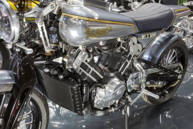 İtalya 'nın Milano şehrinde Eicma 2019' da motorsiklet bozuluyor