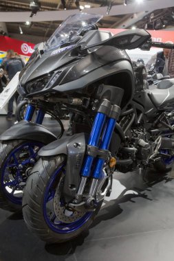 İtalya 'nın Milano şehrinde Eicma 2019' da motorsiklet bozuluyor