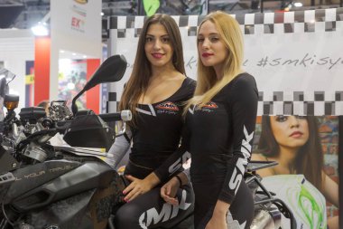 İtalya 'nın Milano şehrinde Eicma 2019' da motorsiklet bozuluyor