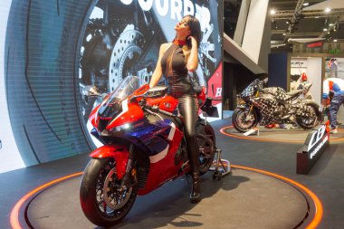 İtalya 'nın Milano şehrinde Eicma 2019' da motorsiklet bozuluyor
