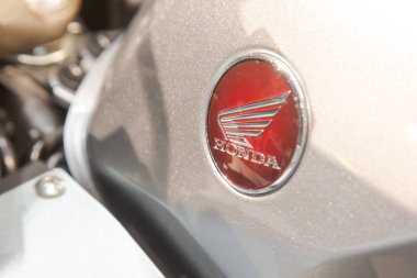 İtalya 'nın Milano şehrinde Eicma 2019' da motorsiklet bozuluyor