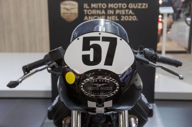 İtalya 'nın Milano şehrinde Eicma 2019' da motorsiklet bozuluyor