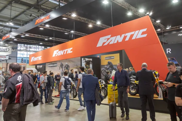 Lidé na návštěvě Eicma 2019 v Miláně, Itálie — Stock fotografie