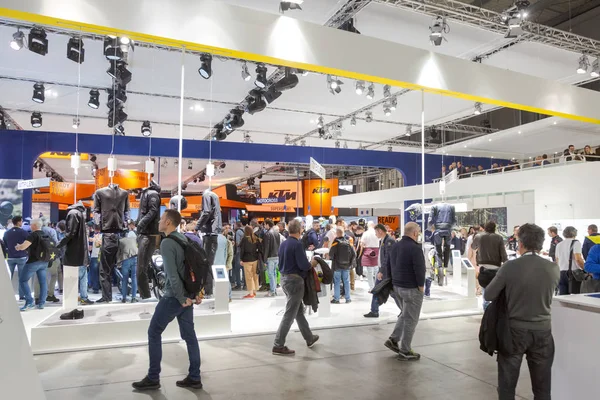 Ludzie odwiedzający Eicma 2019 w Mediolan, Włochy — Zdjęcie stockowe