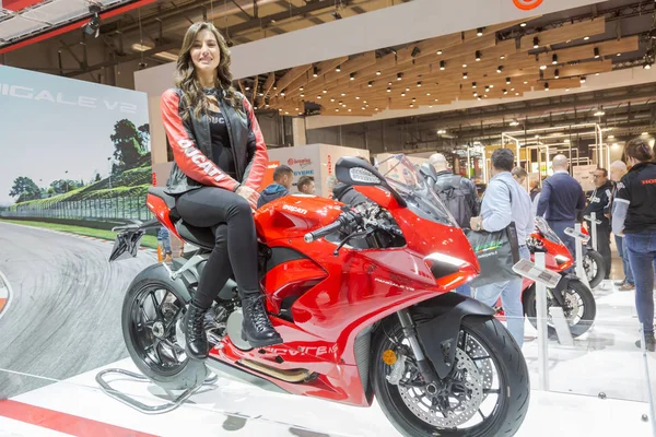İtalya 'nın Milano şehrinde Eicma 2019' da motorsiklet bozuluyor