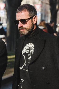 Milan Erkekler Moda Haftası 'nda şık bir adam.