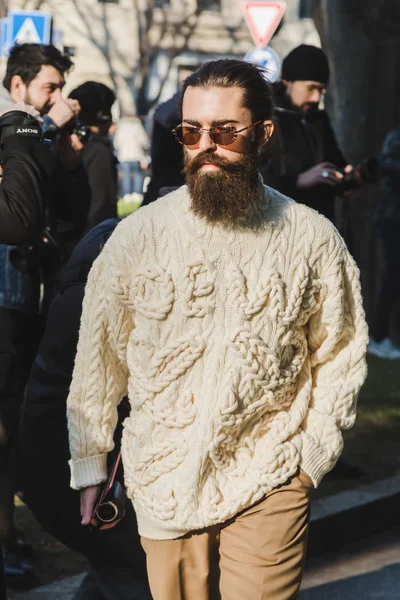 Uomo alla moda durante la settimana della moda maschile di Milano — Foto Stock