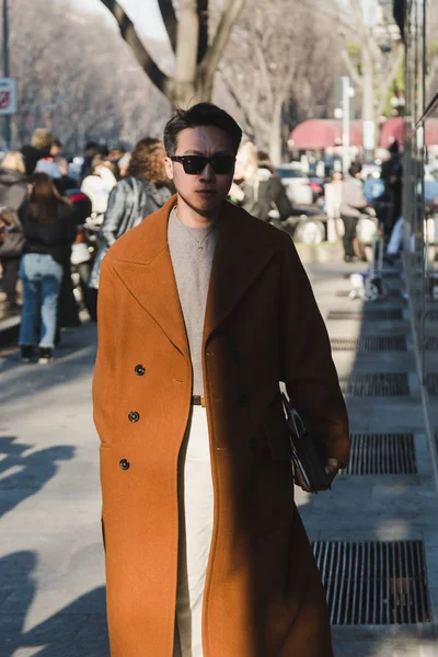 Homem elegante durante a Semana de Moda Masculina de Milão — Fotografia de Stock