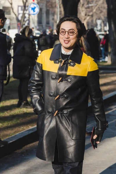 El hombre a la moda durante la Semana de la Moda de Milán Hombres —  Fotos de Stock