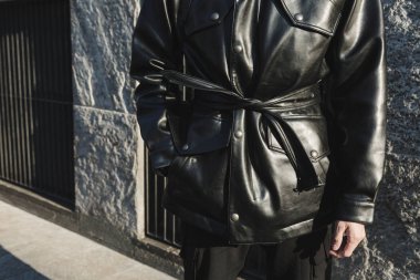 Şık adam Milan erkekler moda haftasında poz