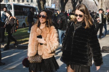 Milan erkekler moda haftasında poz moda kadın