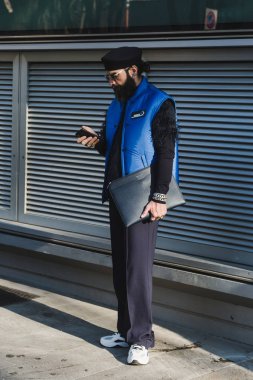 Milan Erkekler Moda Haftası 'nda şık bir adam.