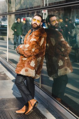 Milan Erkekler Moda Haftası 'nda şık bir adam.