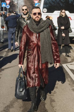 Milan Erkekler Moda Haftası 'nda şık bir adam.