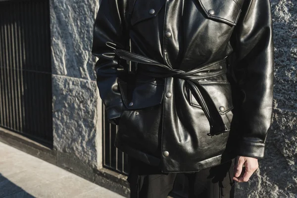 Şık adam Milan erkekler moda haftasında poz — Stok fotoğraf