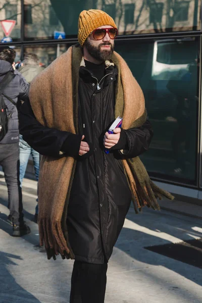 El hombre a la moda durante la Semana de la Moda de Milán Hombres —  Fotos de Stock