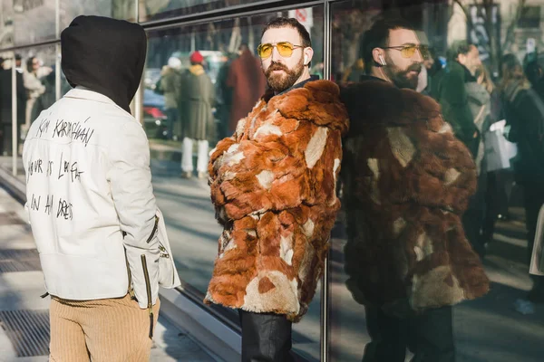 Modieuze mensen tijdens de mannen van de Milan Fashion Week — Stockfoto
