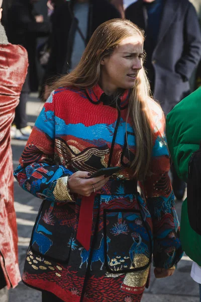 Mujer de moda posando durante Milan Semana de la Moda Masculina —  Fotos de Stock