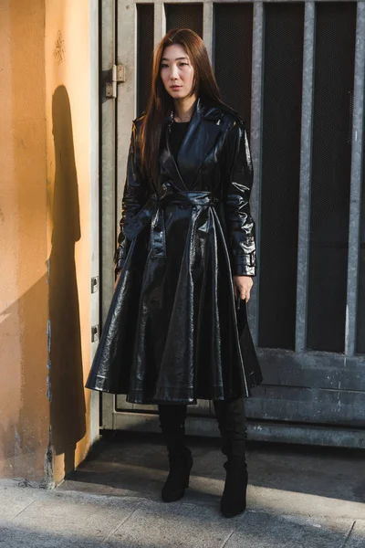 Fashionable woman posing during Milan Men's Fashion Week — Stock Photo, Image