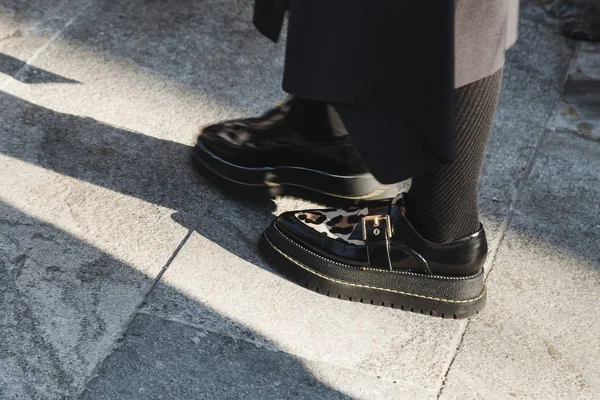 Ayrıntı ayakkabı Milan erkekler moda haftası sırasında — Stok fotoğraf