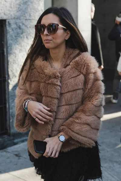 Mujer de moda posando durante Milan Semana de la Moda Masculina — Foto de Stock