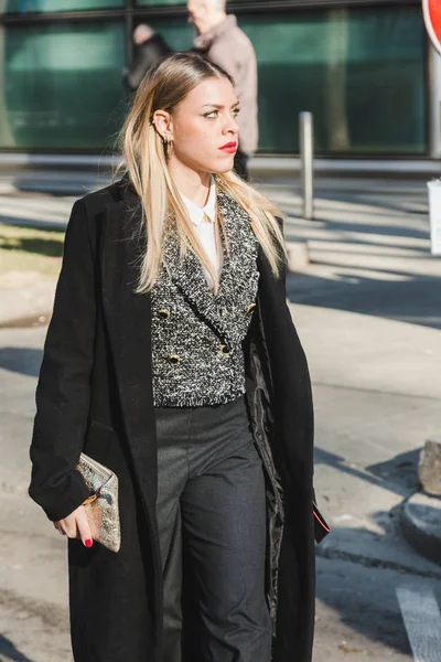 Mujer de moda posando durante Milan Semana de la Moda Masculina — Foto de Stock