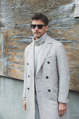 Milan Erkekler Moda Haftası 'nda şık bir adam.