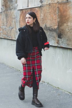 Milan Erkek Moda Haftası 'nda şık bir kadın.