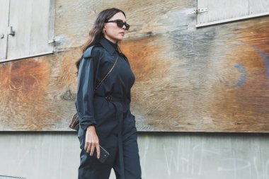 Milan Erkek Moda Haftası 'nda şık bir kadın.