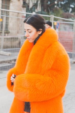 Milan Erkek Moda Haftası 'nda şık bir kadın.