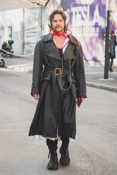 El hombre a la moda durante la Semana de la Moda de Milán Hombres —  Fotos de Stock