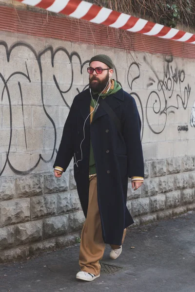 Uomo alla moda durante la settimana della moda maschile di Milano — Foto Stock