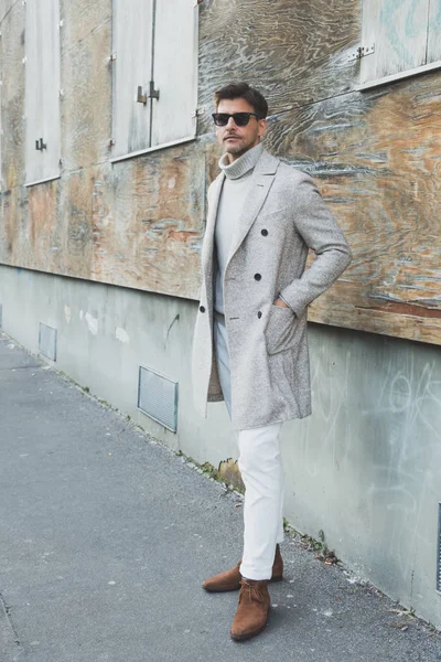 Homem elegante durante a Semana de Moda Masculina de Milão — Fotografia de Stock