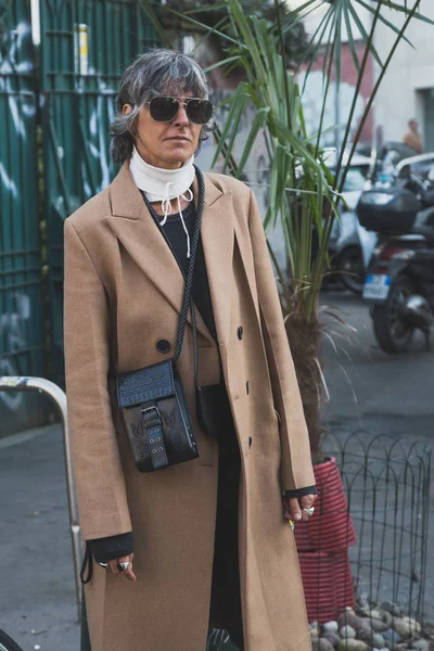 Módní žena během Milánova týdne módy — Stock fotografie