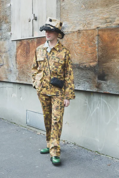 El hombre a la moda durante la Semana de la Moda de Milán Hombres — Foto de Stock