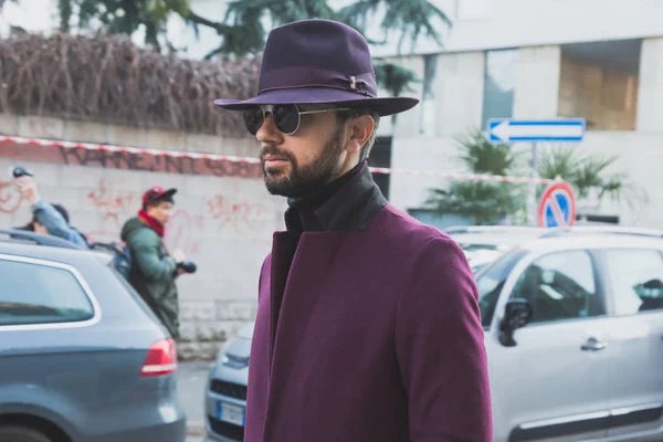 Homem elegante durante a Semana de Moda Masculina de Milão — Fotografia de Stock