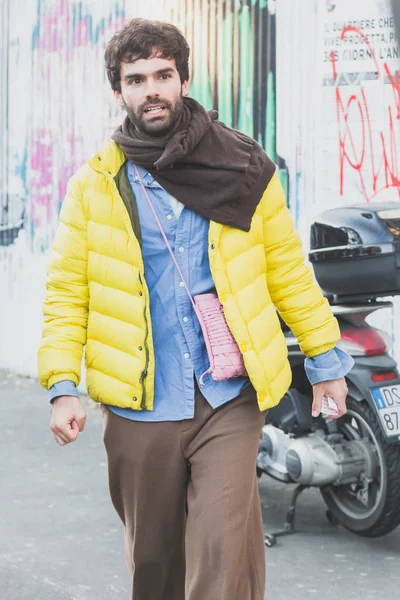 Homem elegante durante a Semana de Moda Masculina de Milão — Fotografia de Stock