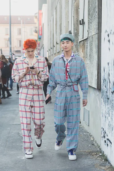 Los hombres a la moda durante la Semana de la Moda de Milán Hombres —  Fotos de Stock