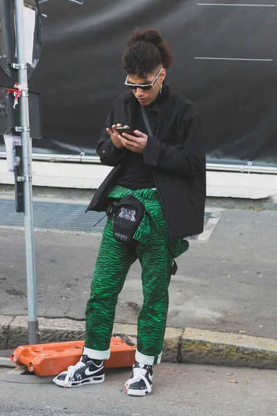 El hombre a la moda durante la Semana de la Moda de Milán Hombres —  Fotos de Stock