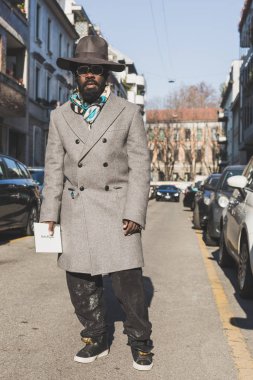 Milan Erkekler Moda Haftası 'nda şık bir adam.