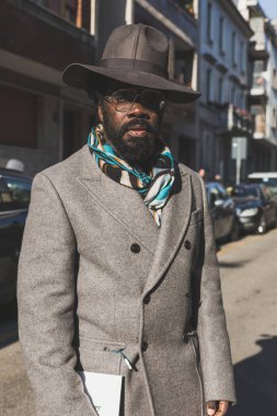 Milan Erkekler Moda Haftası 'nda şık bir adam.