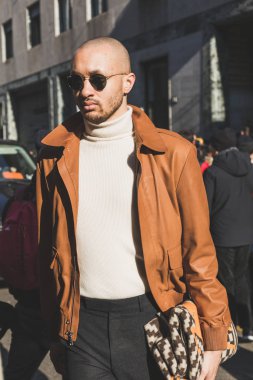 Milan Erkekler Moda Haftası 'nda şık bir adam.