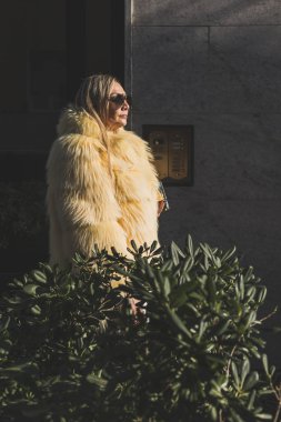 Milan Erkek Moda Haftası 'nda şık bir kadın.