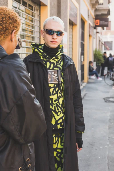 El hombre a la moda durante la Semana de la Moda de Milán Hombres —  Fotos de Stock