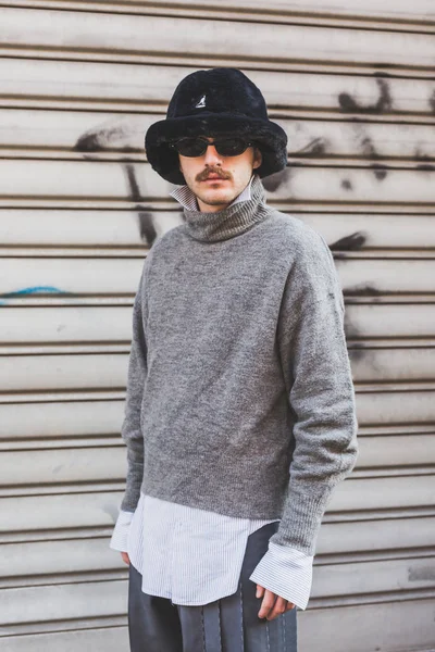 Homem elegante durante a Semana de Moda Masculina de Milão — Fotografia de Stock