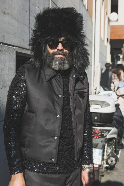 Homme à la mode pendant la Fashion Week de Milan — Photo