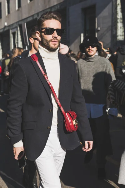 Uomo alla moda durante la settimana della moda maschile di Milano — Foto Stock