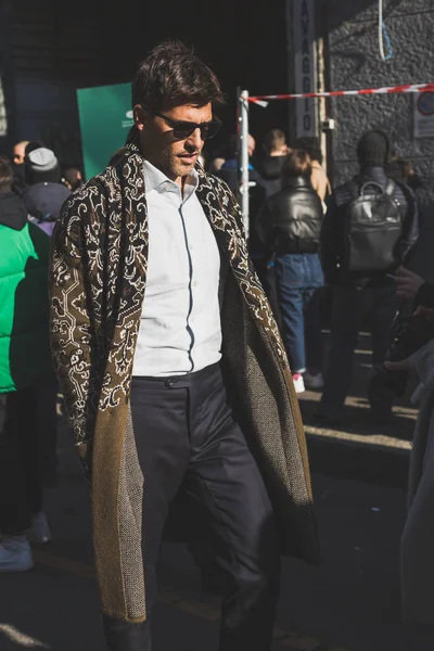 Μοντέρνος άνθρωπος κατά τη διάρκεια της εβδομάδας μόδας των ανδρών στο Μιλάνο — Φωτογραφία Αρχείου